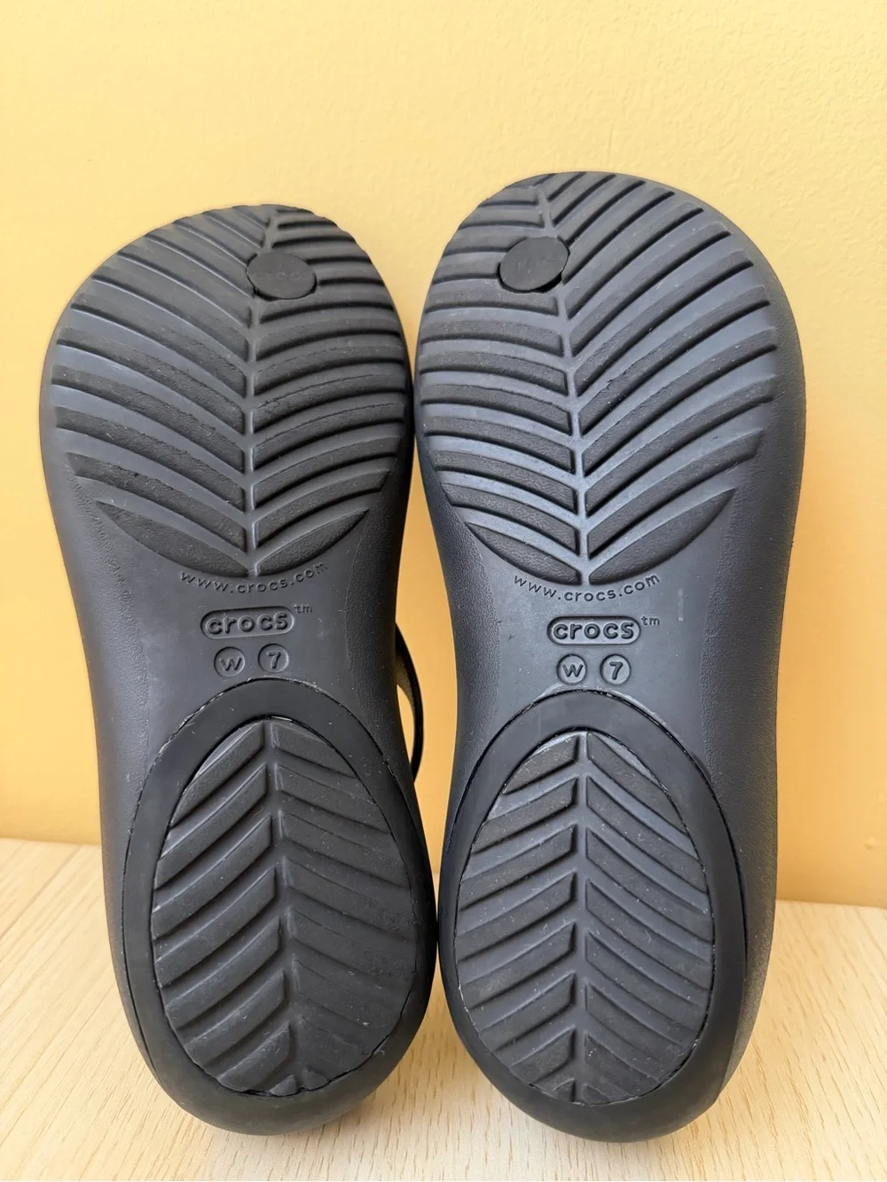 Crocs Serena Sexi Flip Flop Strap Sandals Women's Size 7 Black Open Toe Good